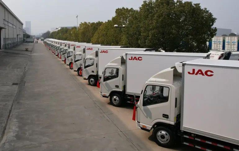 Livraison en vrac de camions réfrigérés JAC à un client majeur en Jordanie